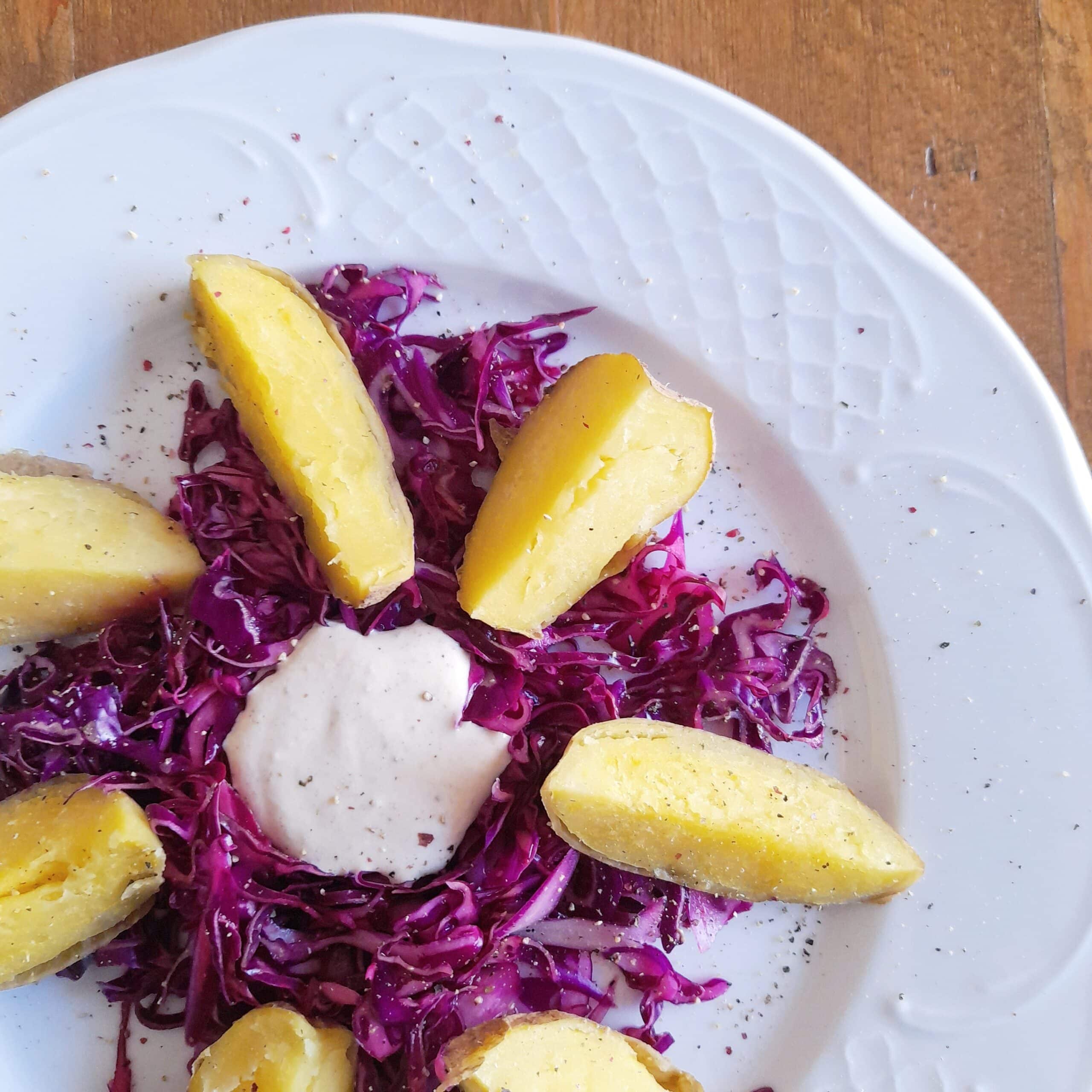 Ensalada de col lombarda con patatas y tahini Ensalada deliciosa de col lombarda de temporada ecologica y una salsa hecha con yougurt y tahini